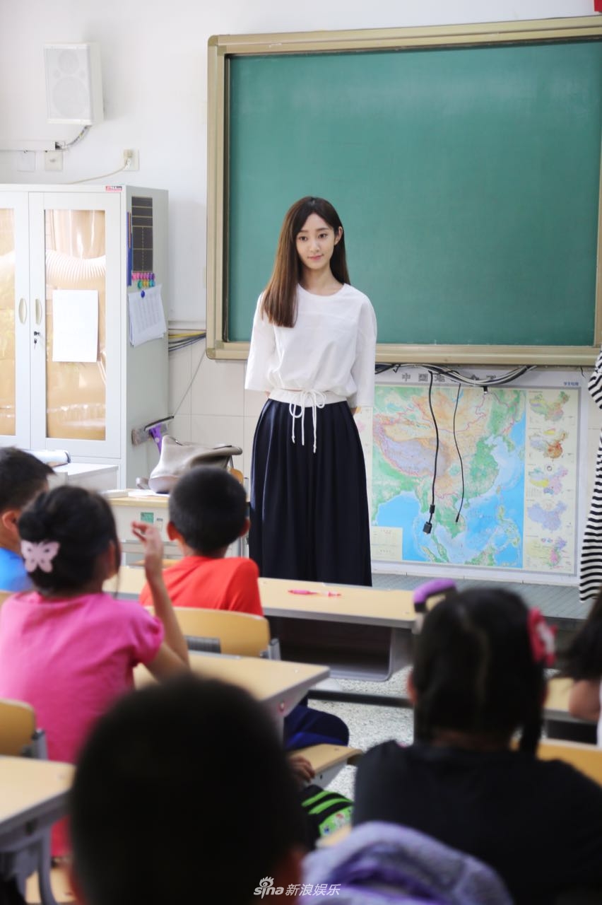 组图:魏小也现身小学做公益 被赞为别人家的老师