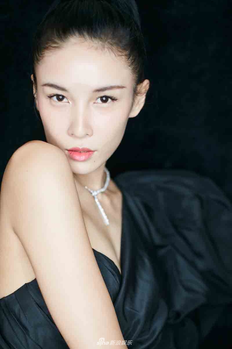 组图:张蓝心暖心助阵慈善盛典 热裤长裙酷劲十足