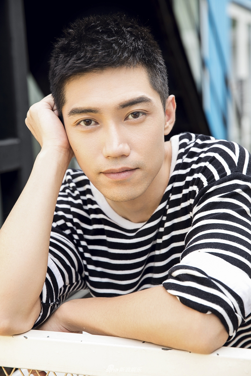 组图:"查坤"李艺科初秋写真曝光 尽显阳光暖男魅力
