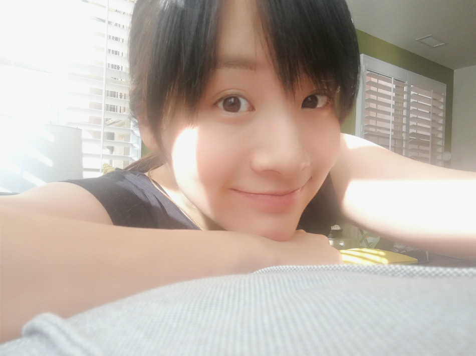 新浪娱乐讯 今日清晨,章龄之"少女章"大胆逗趣再上线,依旧不惧素颜