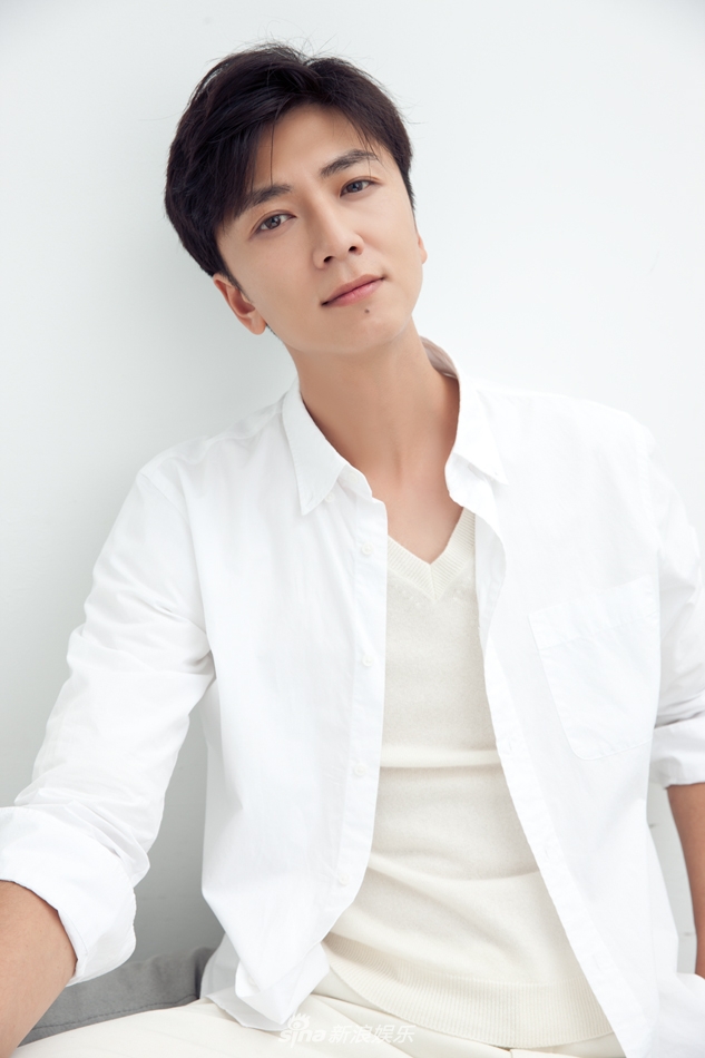 新浪娱乐讯 近日,"三直好男"高一清拍摄的一组写真曝光,高一清身穿