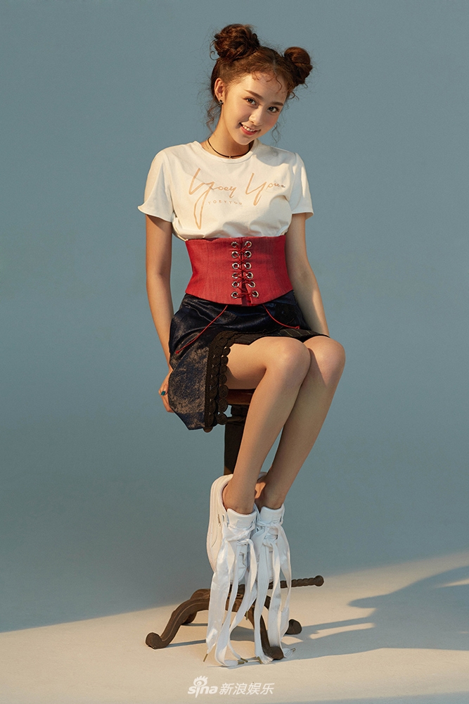 组图:宋欣佳怡更名宋奕星 曝光时尚写真诠释初秋潮搭