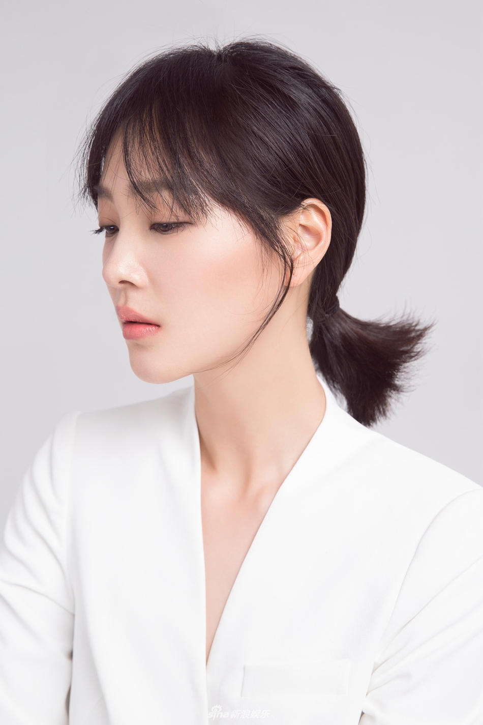 组图:何杜娟白衣质感写真大片曝光 慵懒魅惑演绎双面style