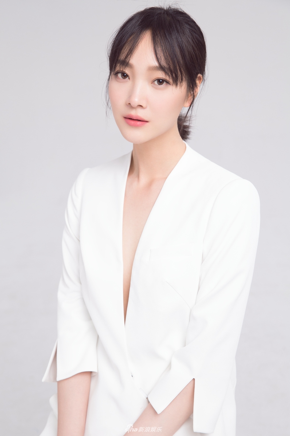 组图:何杜娟白衣质感写真大片曝光 慵懒魅惑演绎双面style