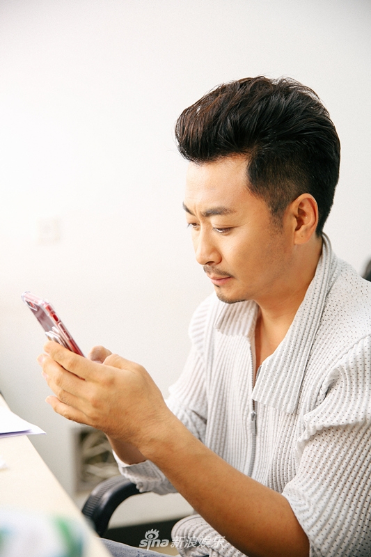 黄俊鹏爆罕见生活工作照 帅气不减型男依旧