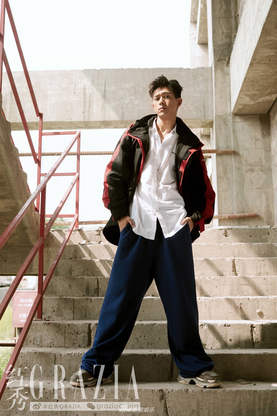 李现街拍演绎叛逆型男 高衣品化身"行走的衣架"