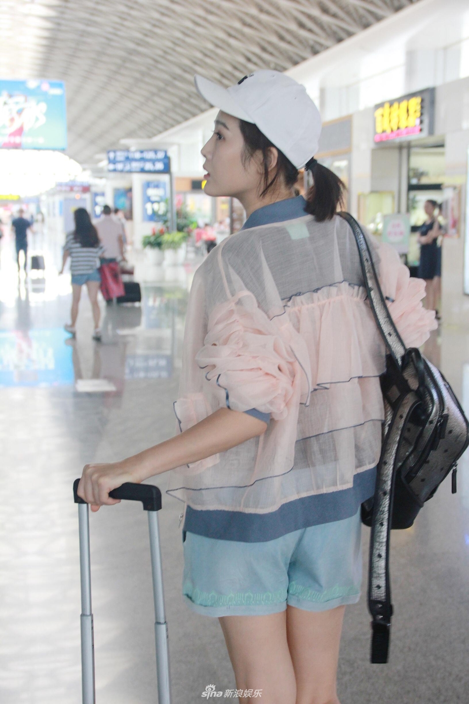 组图:刘洁涵最新机场街拍曝光 恬美纯净清新动人