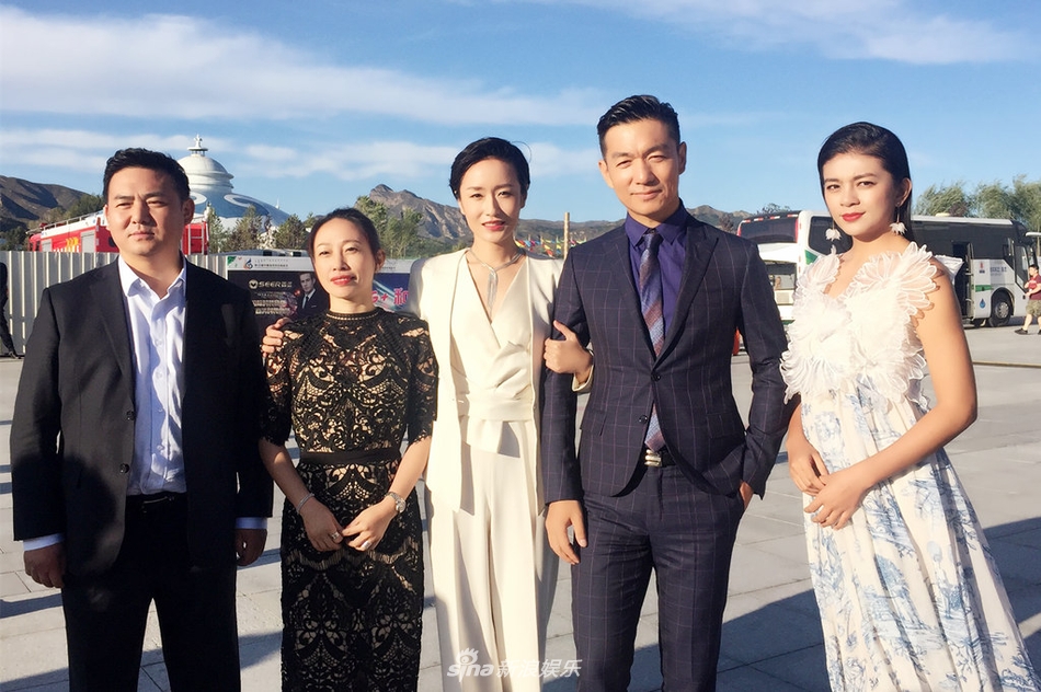 组图:丁洋亮相金鸡百花电影奖红毯 高挑身材引注目