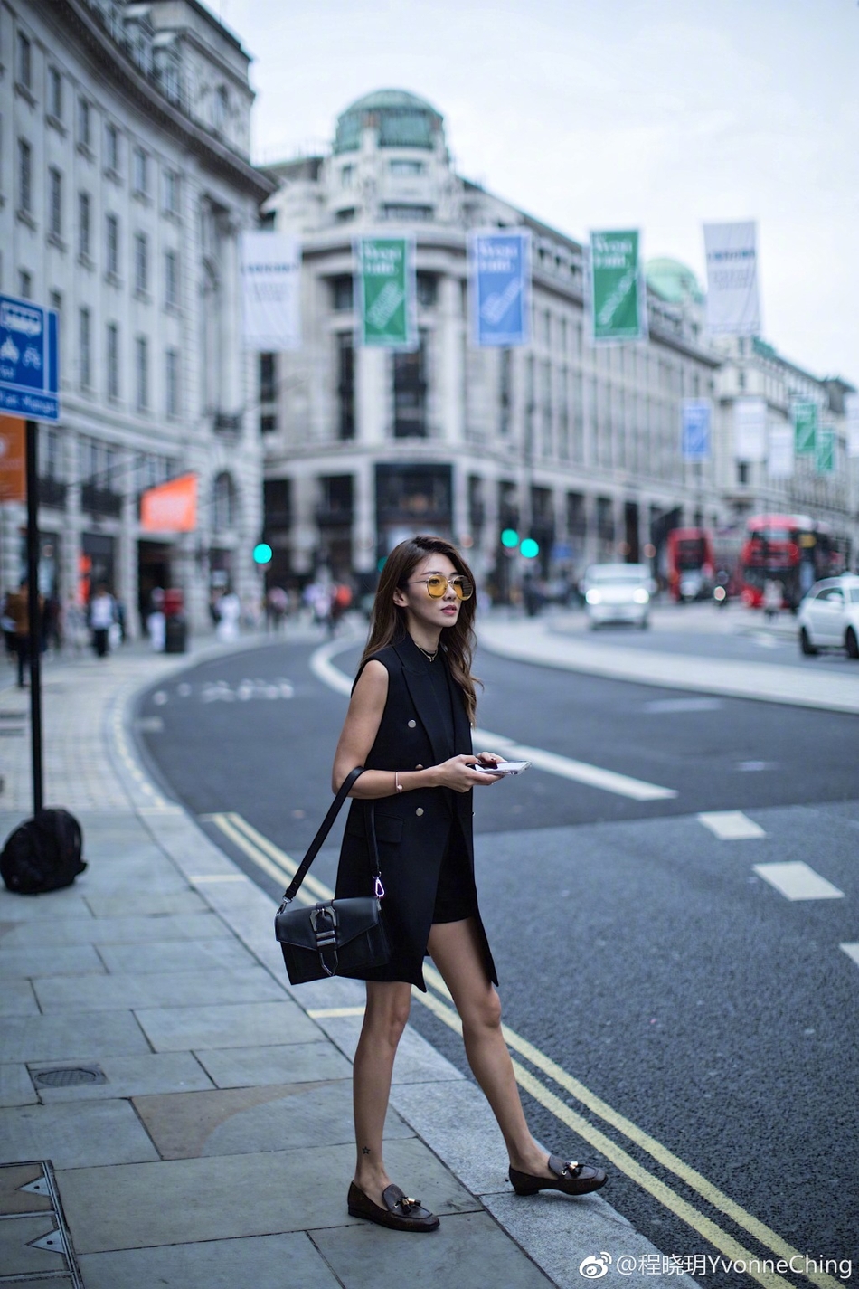 组图:郑恺女友程晓玥伦敦街头秀美腿 尽显名媛气质