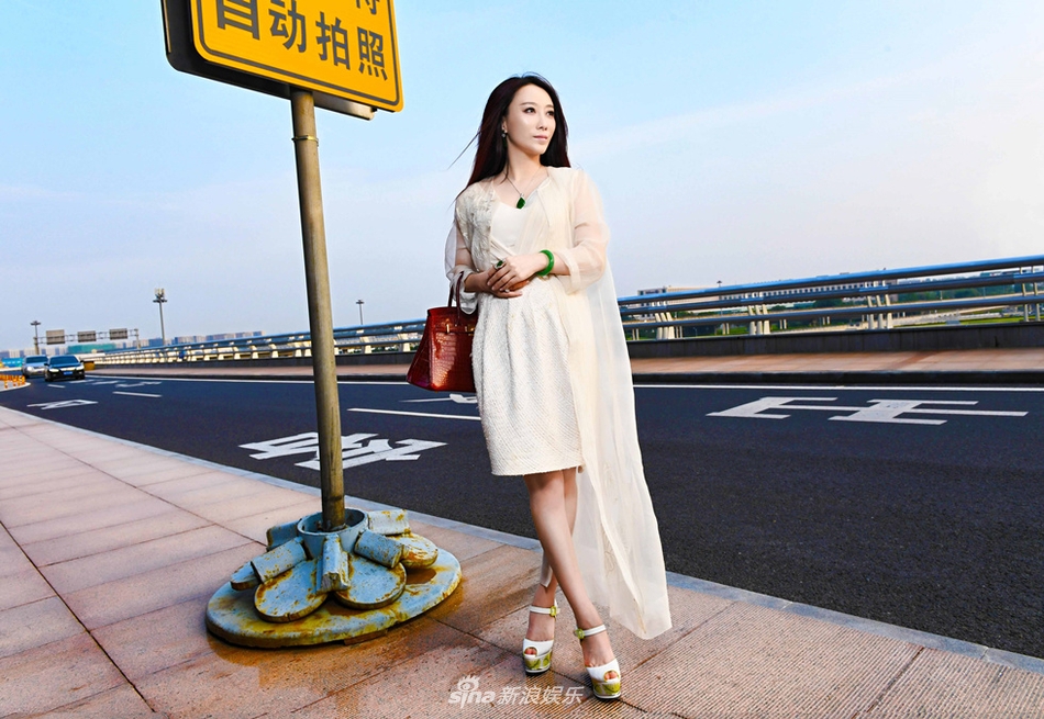 组图:邓童天首曝机场街拍 白裙大气温婉翡翠夺目