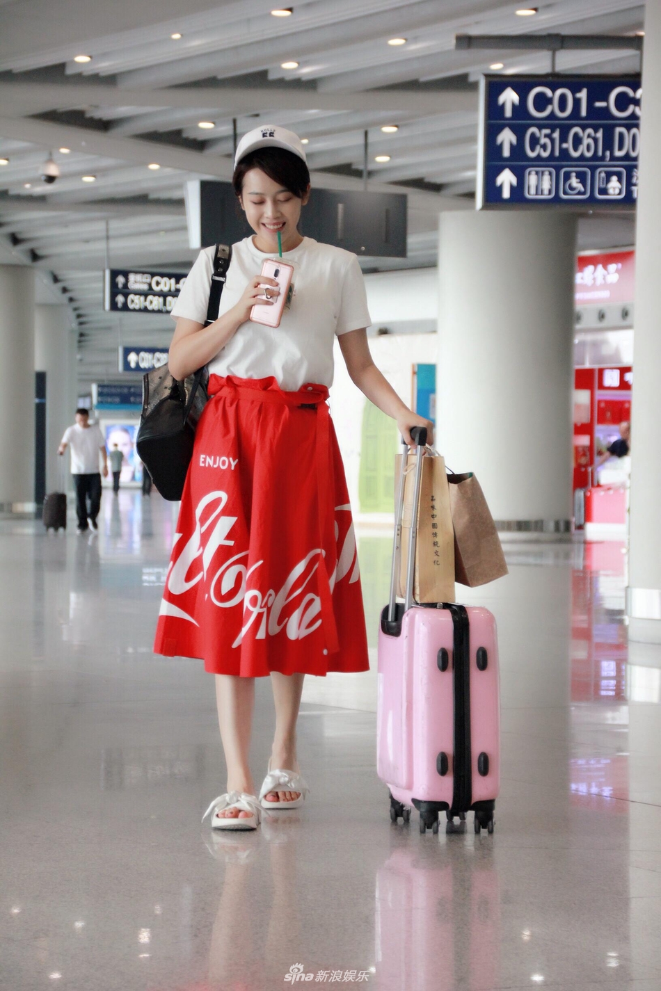 组图:刘洁涵最新机场街拍曝光 恬美纯净清新动人