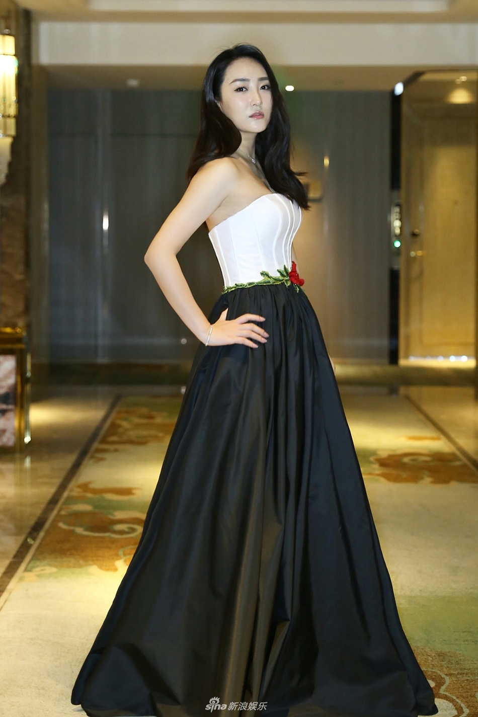 组图:高姝瑶优雅亮相金鸡百花电影节 展婀娜曲线