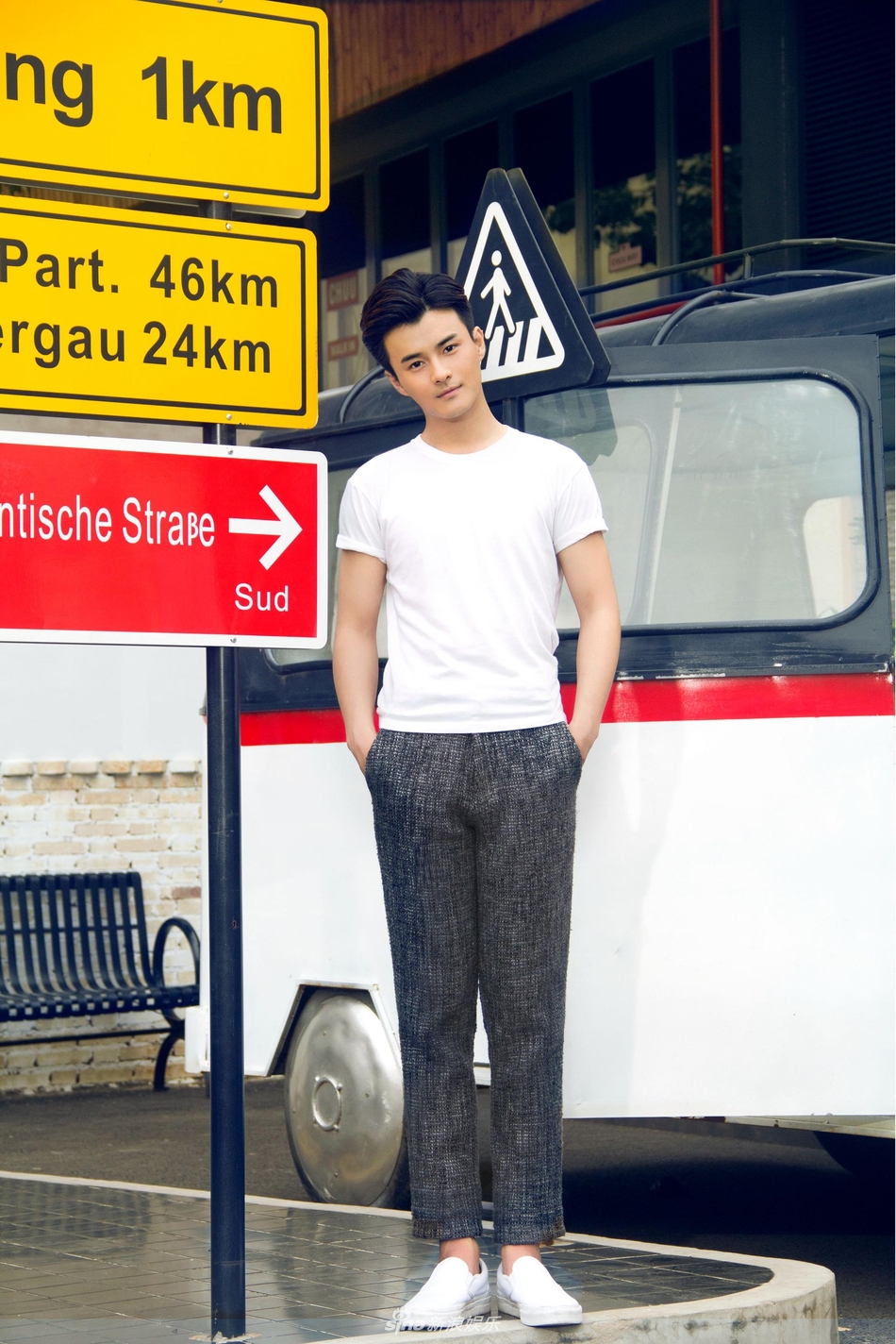 组图:王艺霖秋日街拍曝光 灰色西装演绎"霸总"范儿