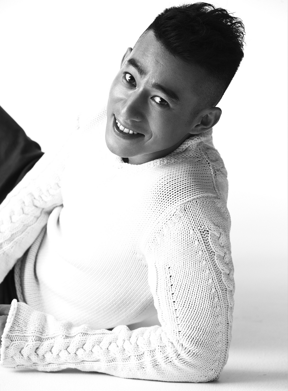 鲁诺毛衣出镜展暖男气质 深邃五官上演侧颜杀