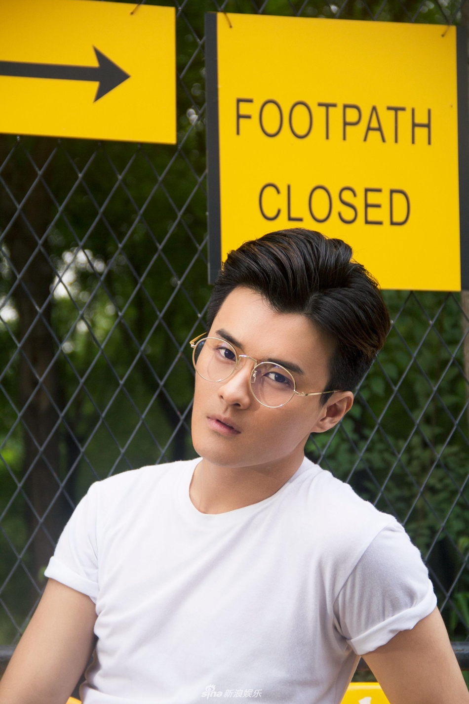 组图:王艺霖秋日街拍曝光 灰色西装演绎"霸总"范儿