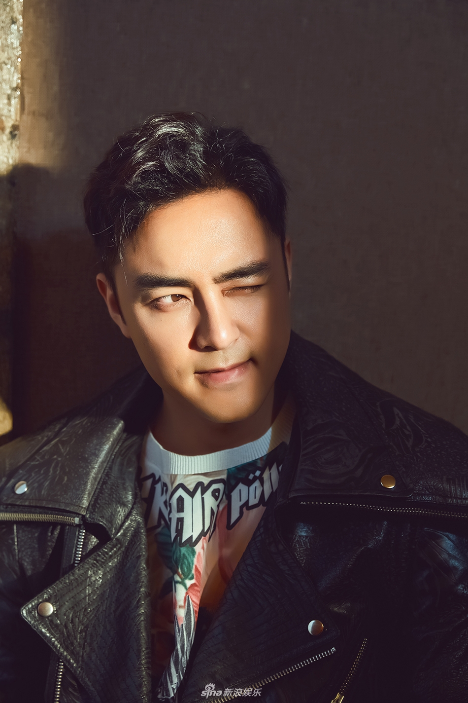 组图:明道秋季全新写真 暴走机车硬汉风