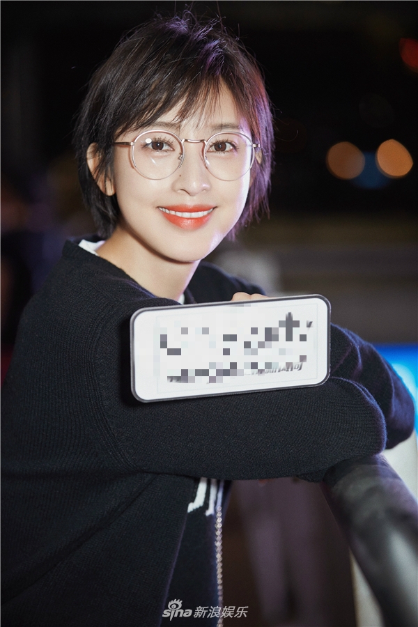 张俪启程米兰时装周 "减法穿衣"简单有态度