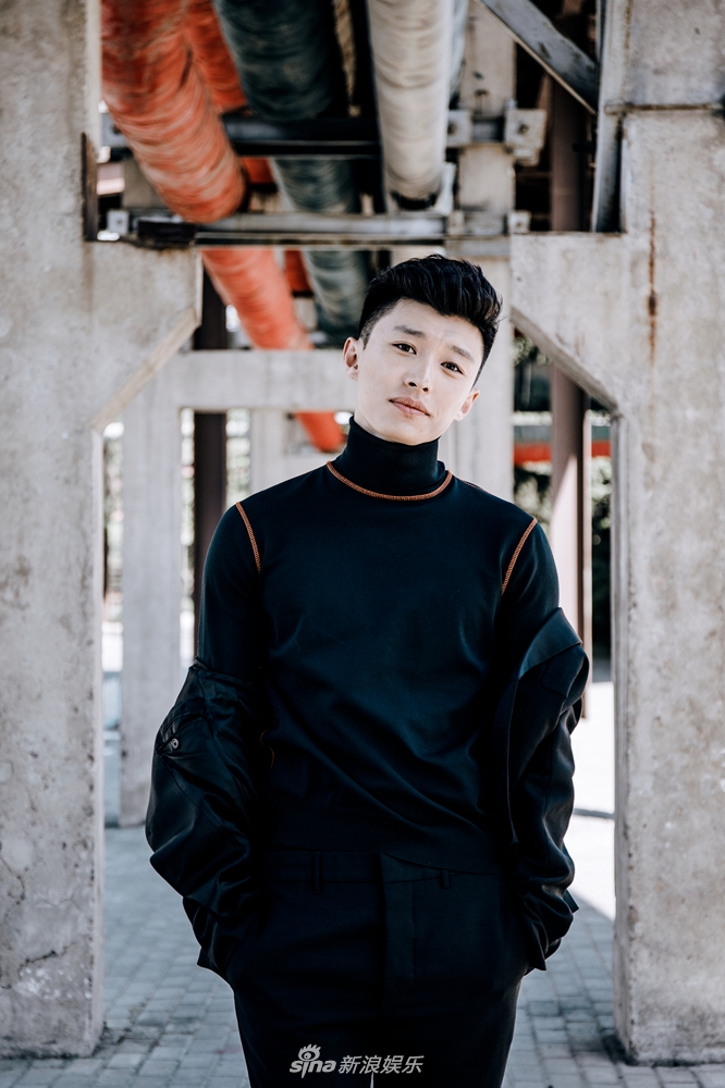 组图:代旭演绎黑色时尚 冷峻侧颜杀酷劲十足