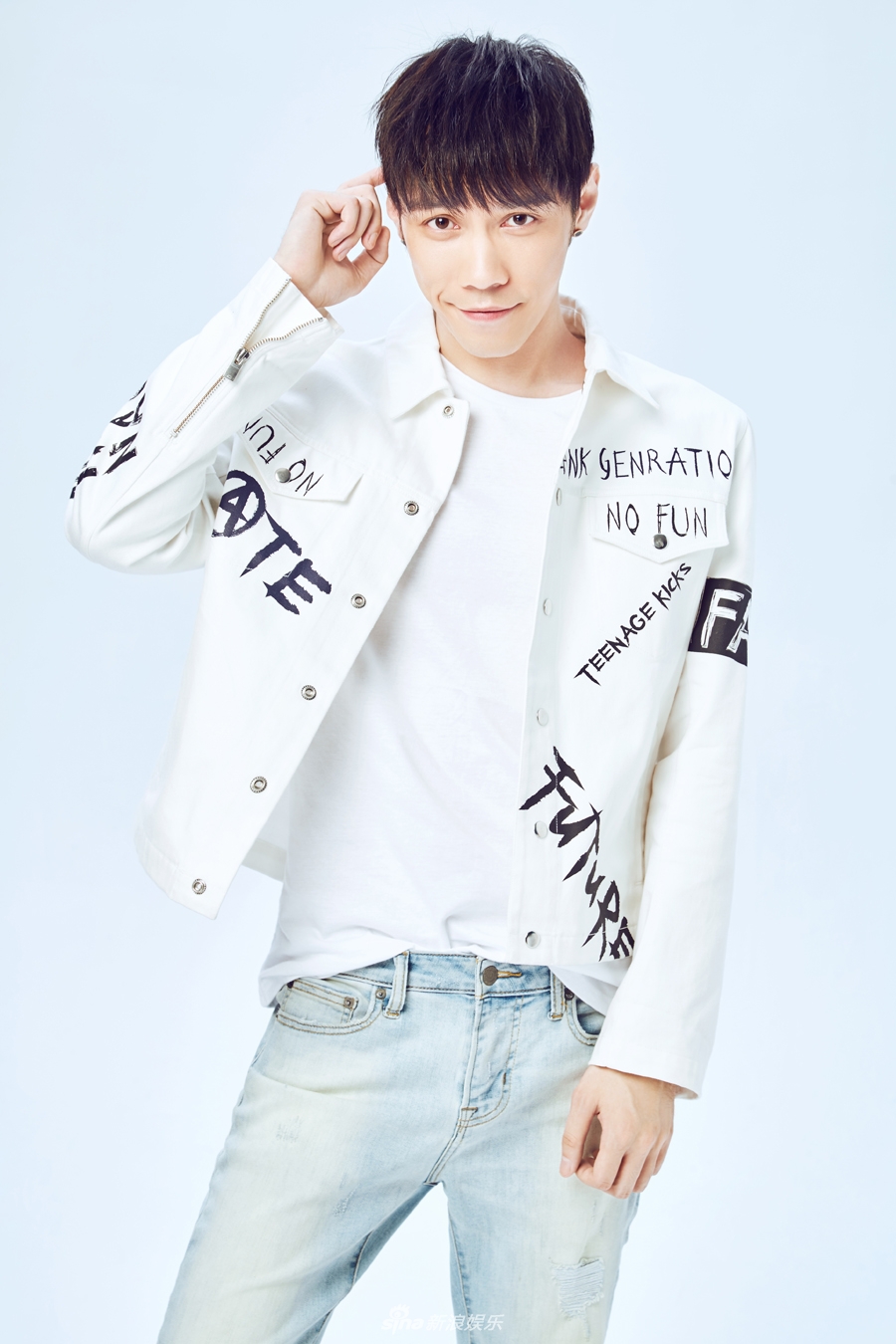 张哲浩生日大片来袭 热情冷峻切换戏感十足