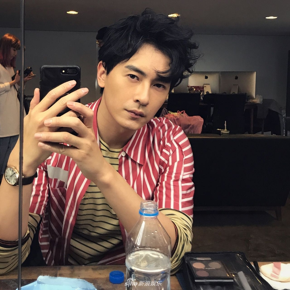 郑元畅花式示范正确玩手机姿势_高清图集_新浪网