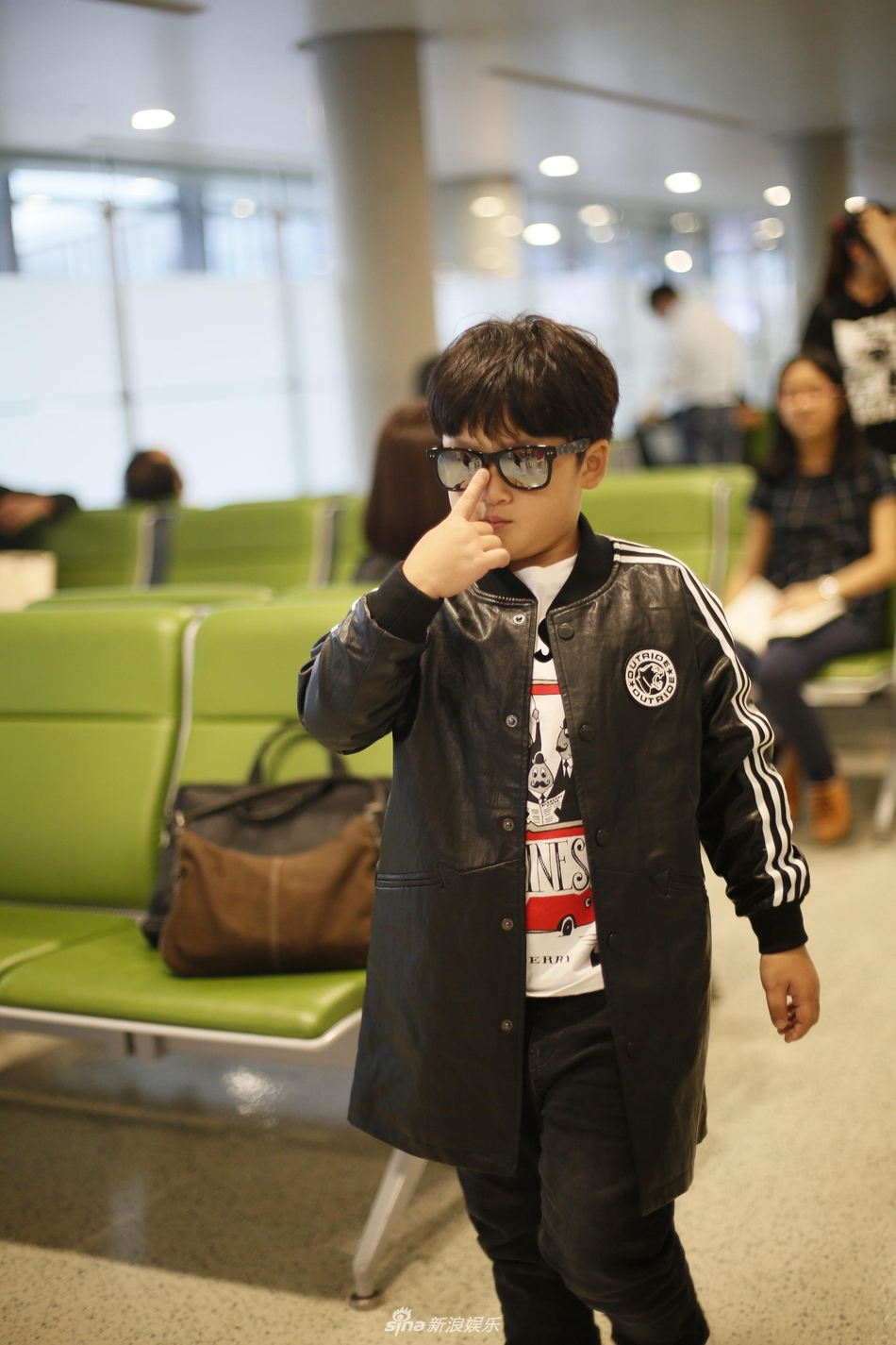 组图:胖轩不再?邹明轩录完《爸爸》瘦了一大圈