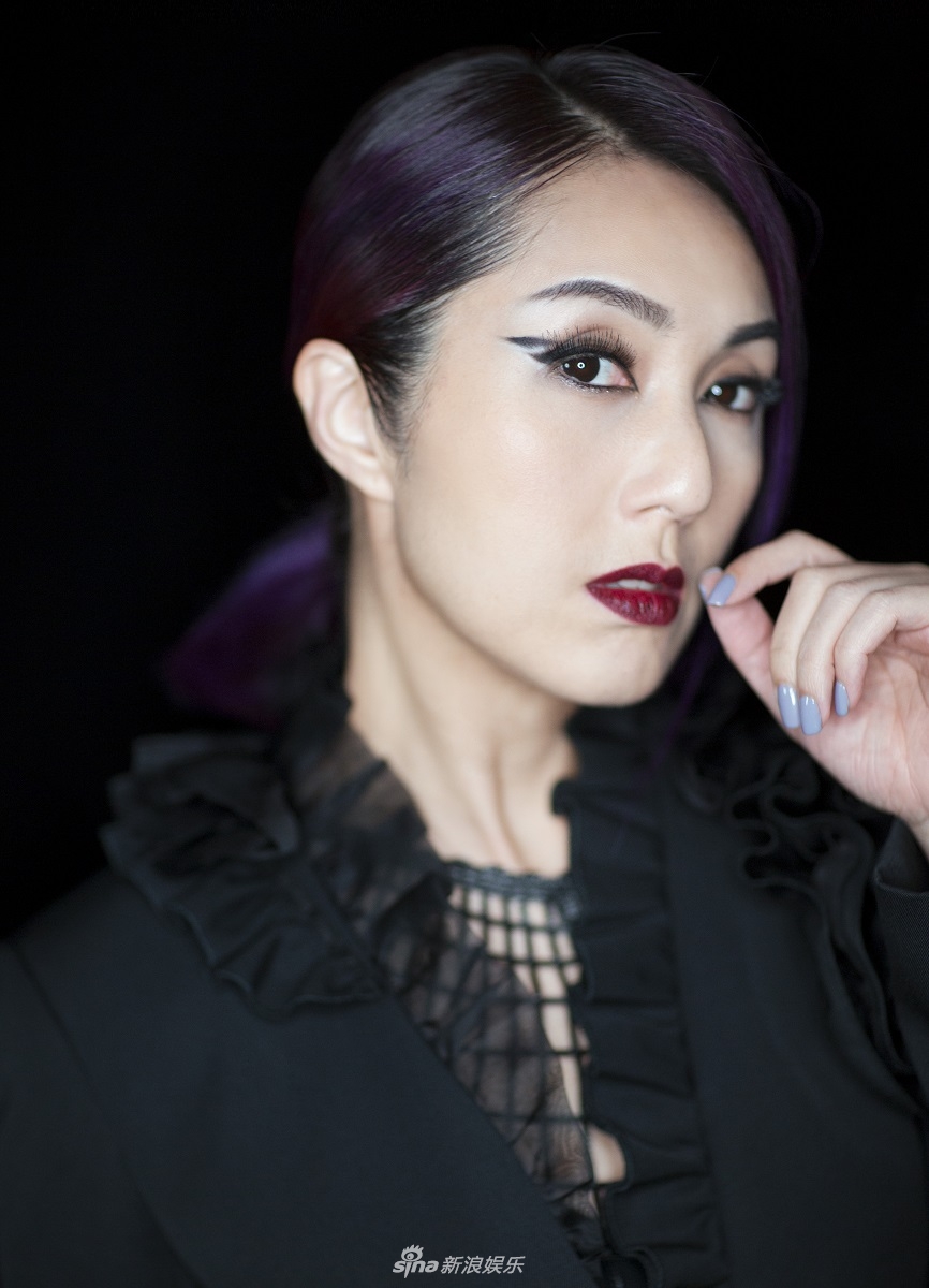 组图:杨千嬅别致眼妆吸睛 魅惑冷艳酷感十足