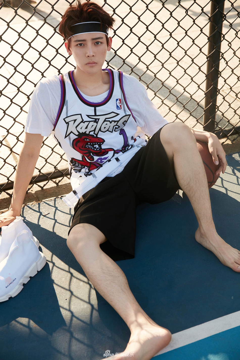 组图:侯明昊街头篮球写真阳光帅气 享受肆意运动青春