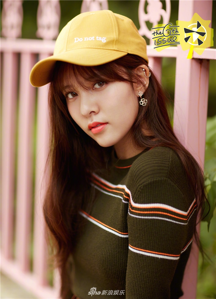 新浪娱乐讯 近日,95后演员cc宋妍霏最新街拍演绎浅秋潮搭.