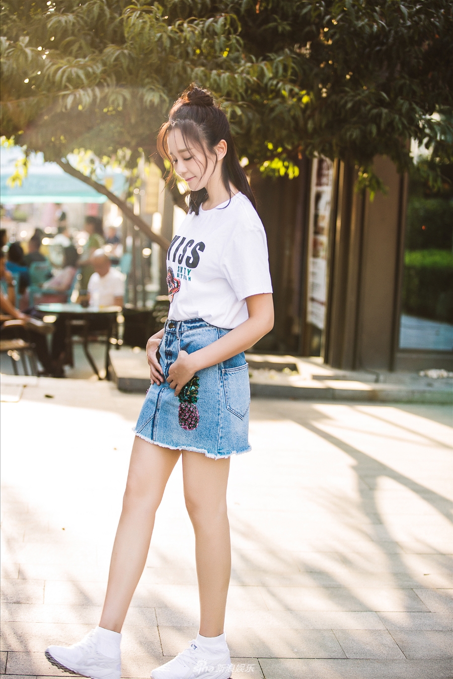 组图:海陆曝轻甜街拍 半扎丸子头俏皮又吸睛