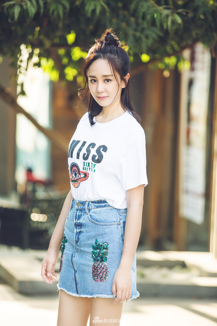 组图:海陆曝轻甜街拍 半扎丸子头俏皮又吸睛_高清图集_新浪网