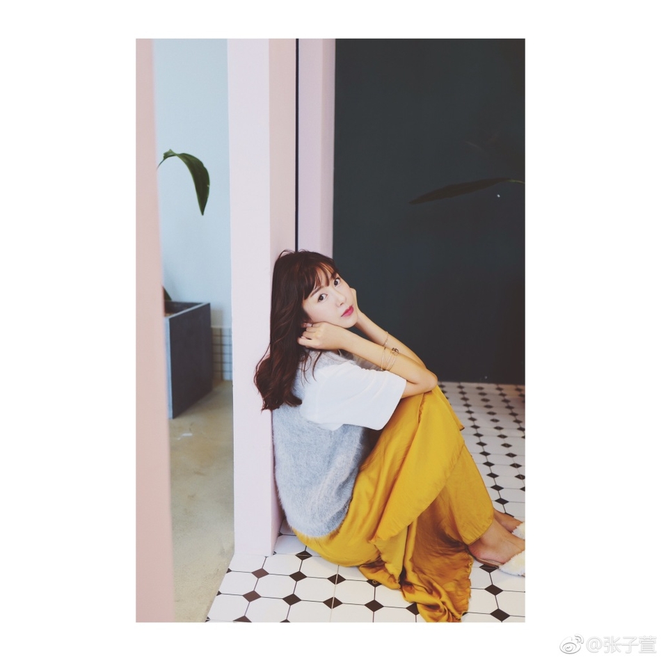 组图辣妈张子萱晒美照穿白丝袜萝莉感十足