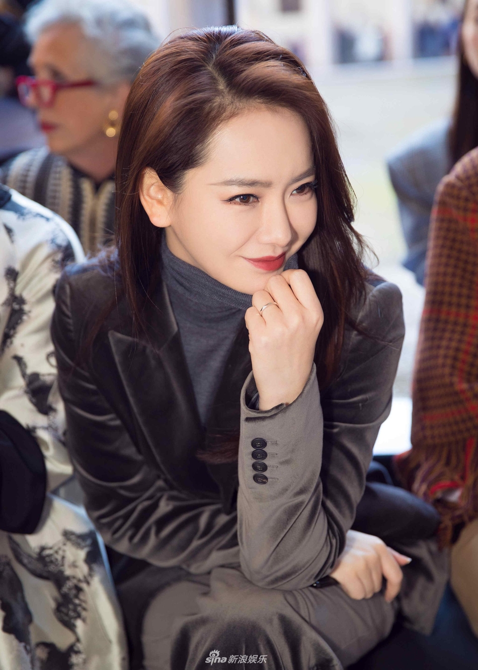 组图:戚薇亮相米兰时装周 西装女王帅气温柔_高清图集_新浪网