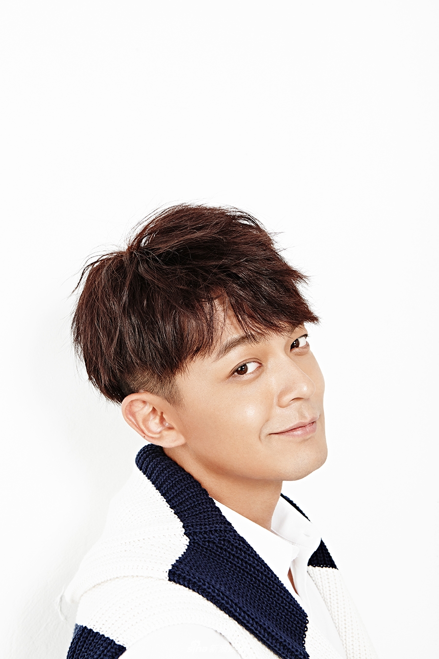 组图:闫肃写真引领秋季穿搭 休闲范儿sense满分