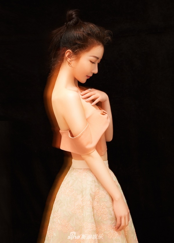 组图:周奕彤光影写真曝光 性感不失清纯