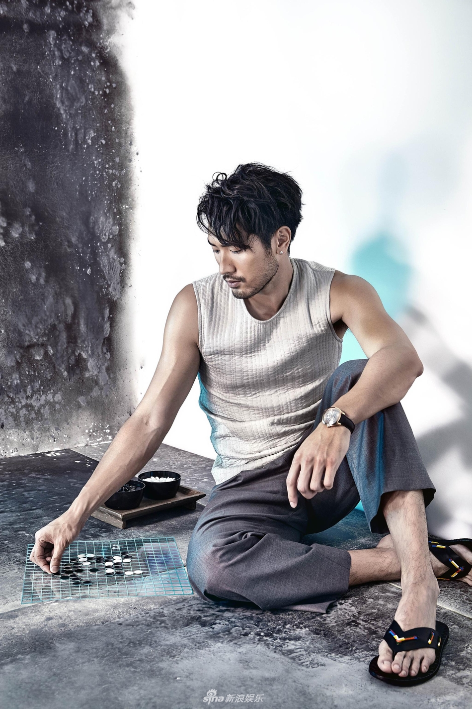 新浪娱乐讯 近日,高以翔受邀为某杂志拍摄的一组时尚大片曝光.