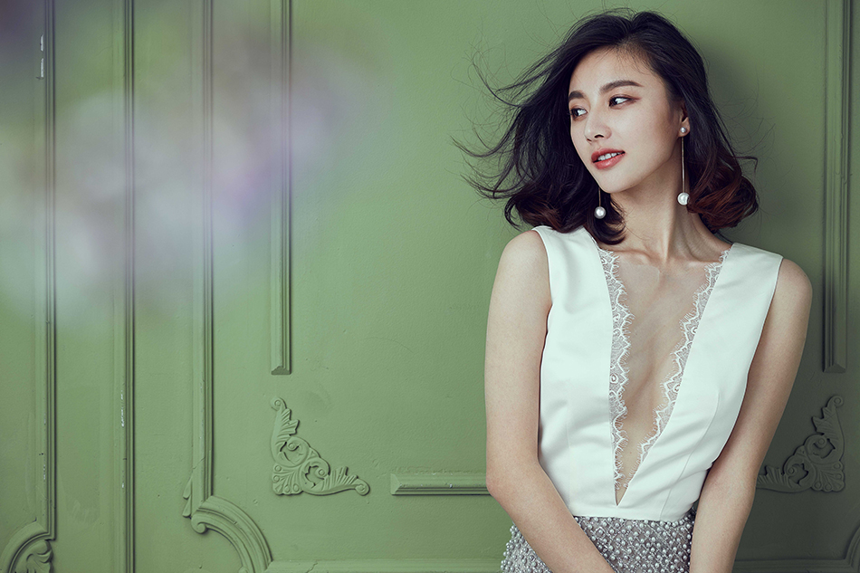 组图:陈雅婷长裙时尚写真 曲线诱人性感养眼