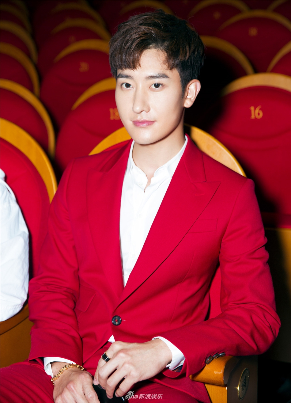 组图:周觅获活力慈善榜样奖 红色西服尽显绅士魅力_高清图集_新浪网