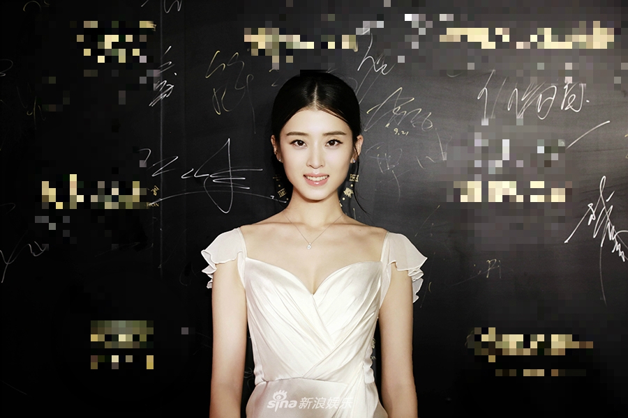 组图:李若嘉亮相瑞丽慈善夜 一袭白裙气质优雅