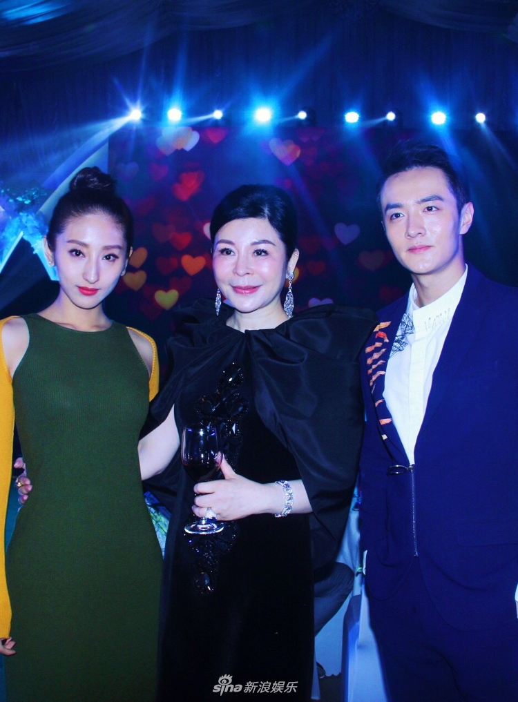 组图:初俊辰叮叮出席嫣然慈善舞会 感受公益力量