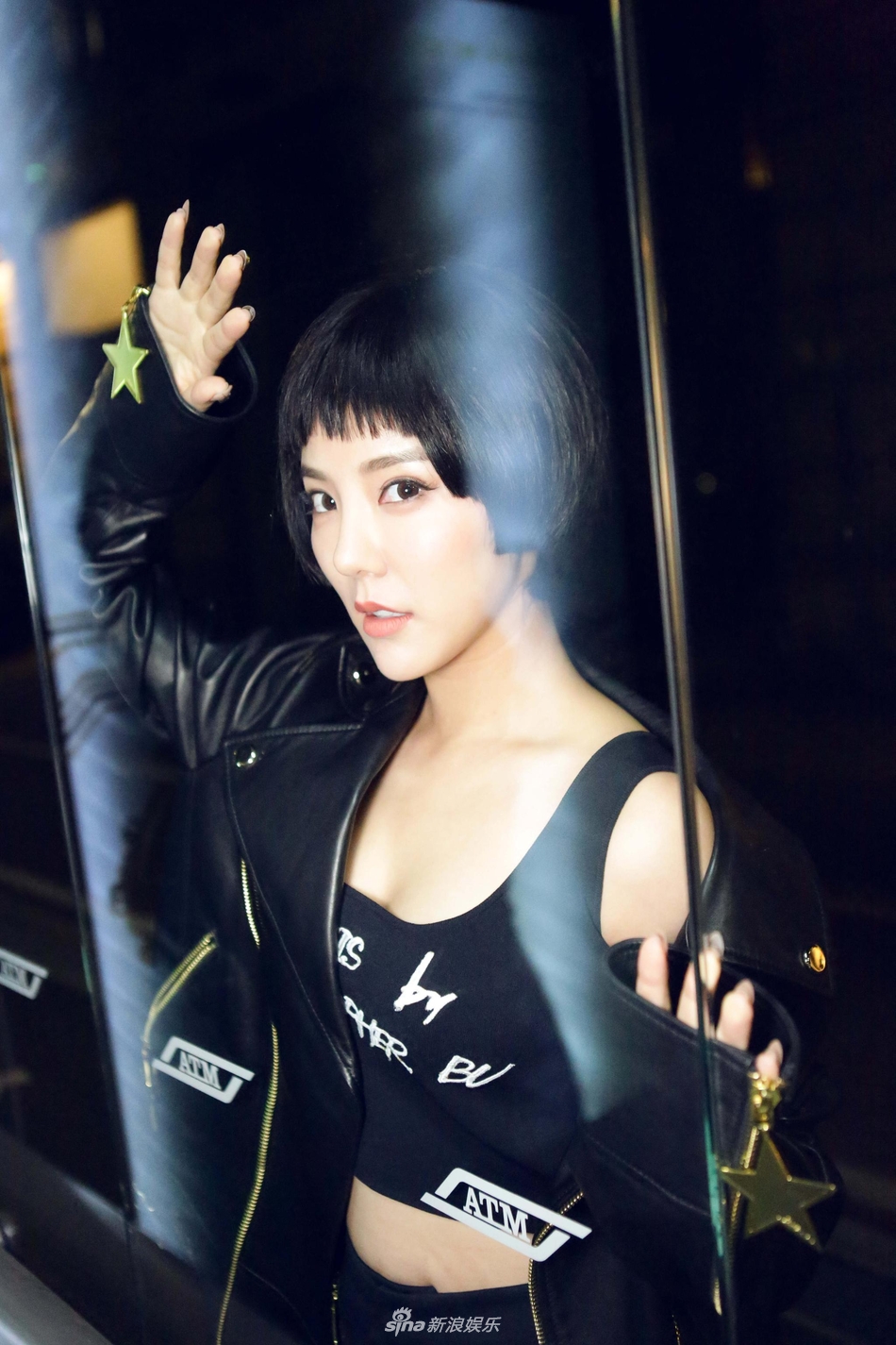 组图:赵奕欢短发亮相米兰时装周 颠覆自我酷帅吸睛