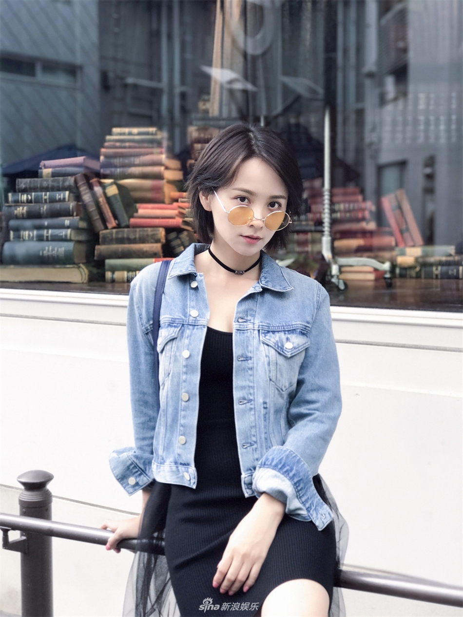 身着黑色修身连衣裙,好身材展露无疑.