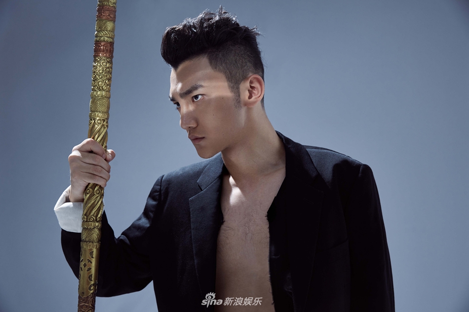 组图:蒋龙最新大片秀肌肉 手握金箍棒再现眼神杀