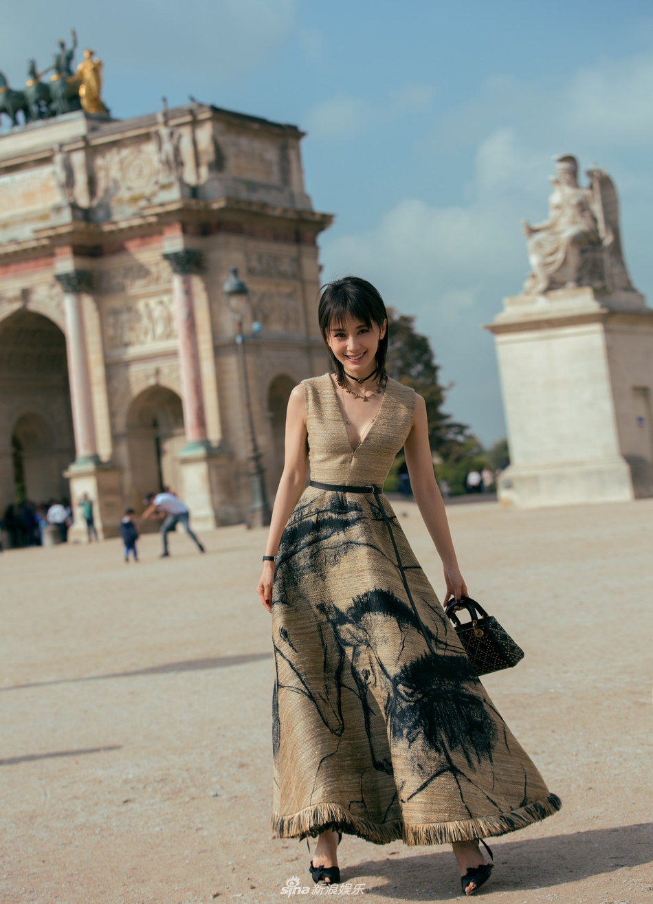 此次亮相"浪漫之都"巴黎的王子文,选择了一款亚麻印