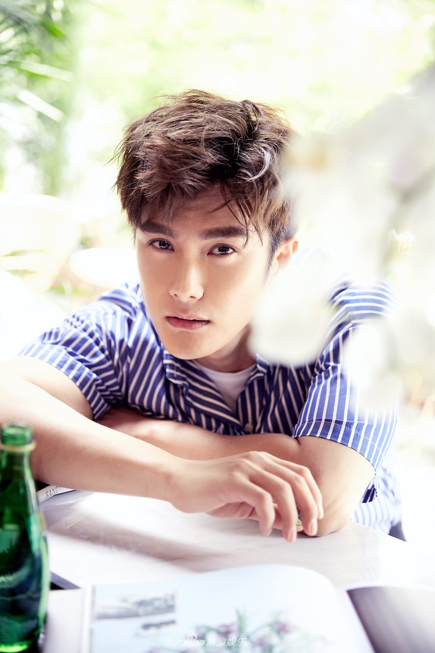 新浪娱乐讯 近日,人气演员沈泰一组最新写真曝光,随性的搭配,慵懒惬意