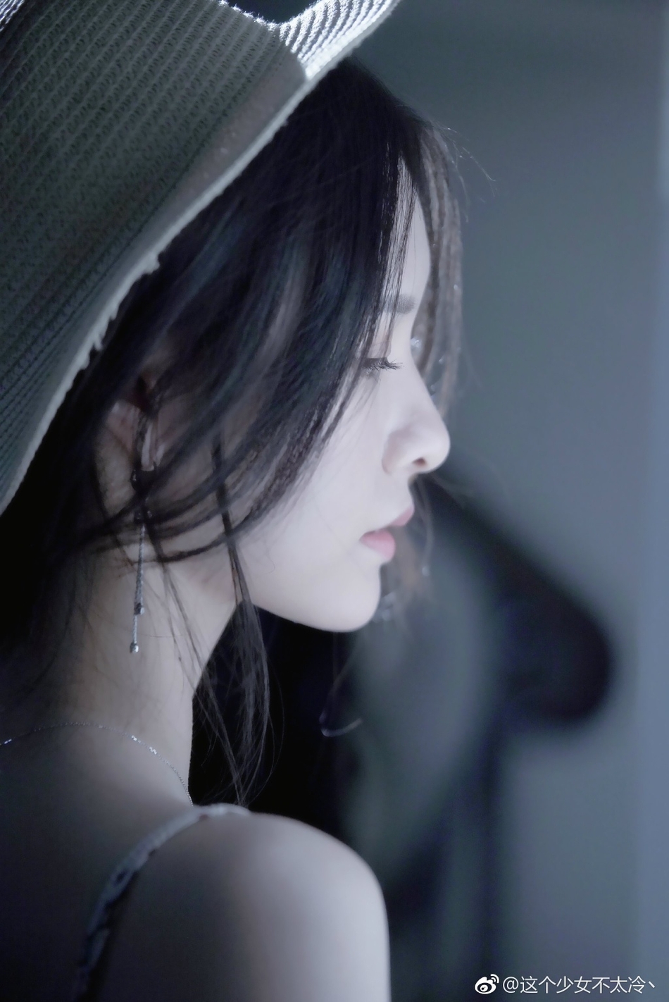 组图:网红主播阿冷晒美照 清淡如水气质动人