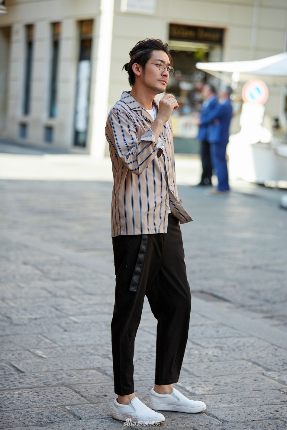 组图:张博时尚大片曝光 漫步米兰街头享午后惬意时光