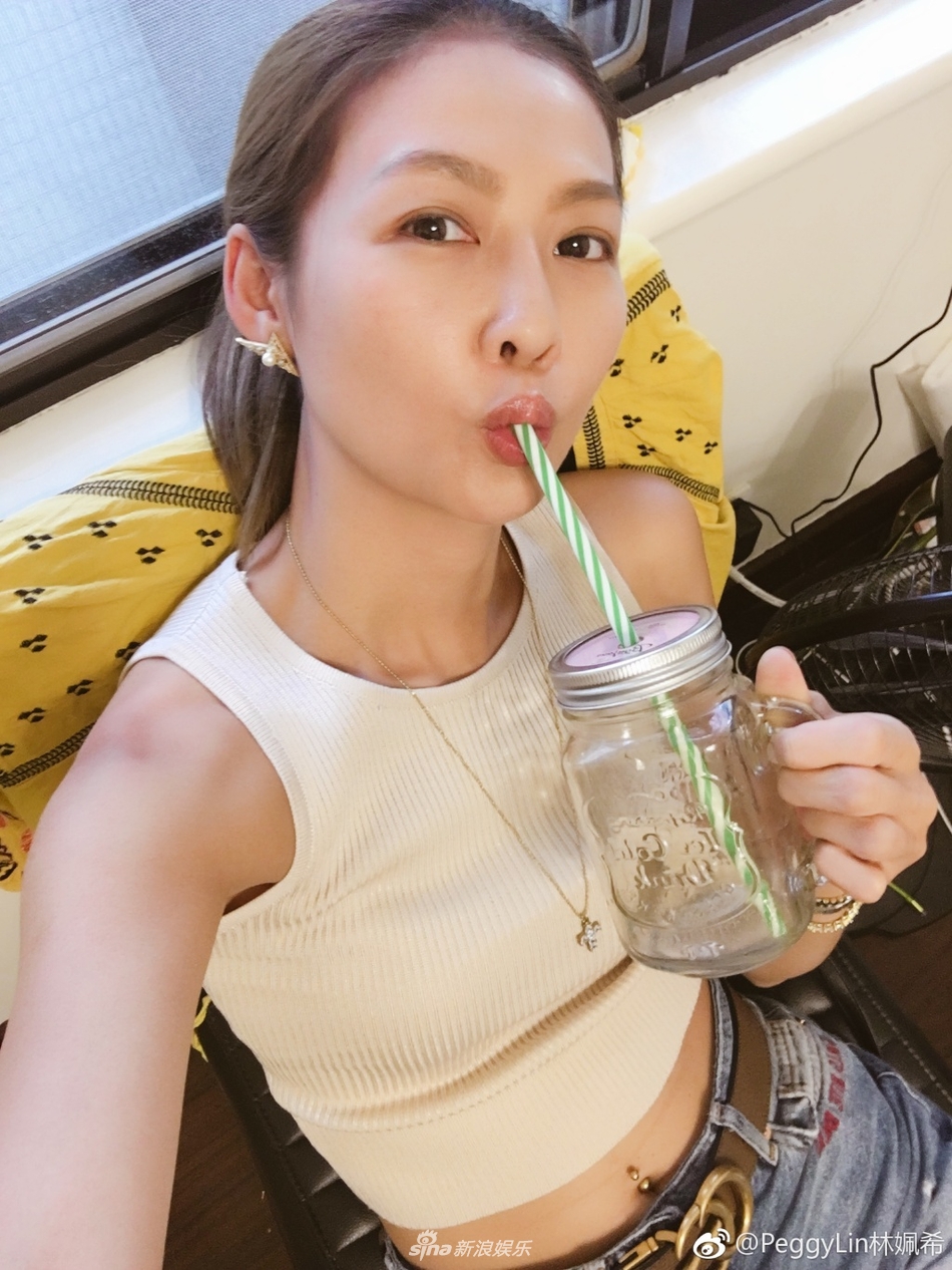 组图:何润东老婆peggy微博大秀火辣身材 长腿吸睛_高清图集_新浪网