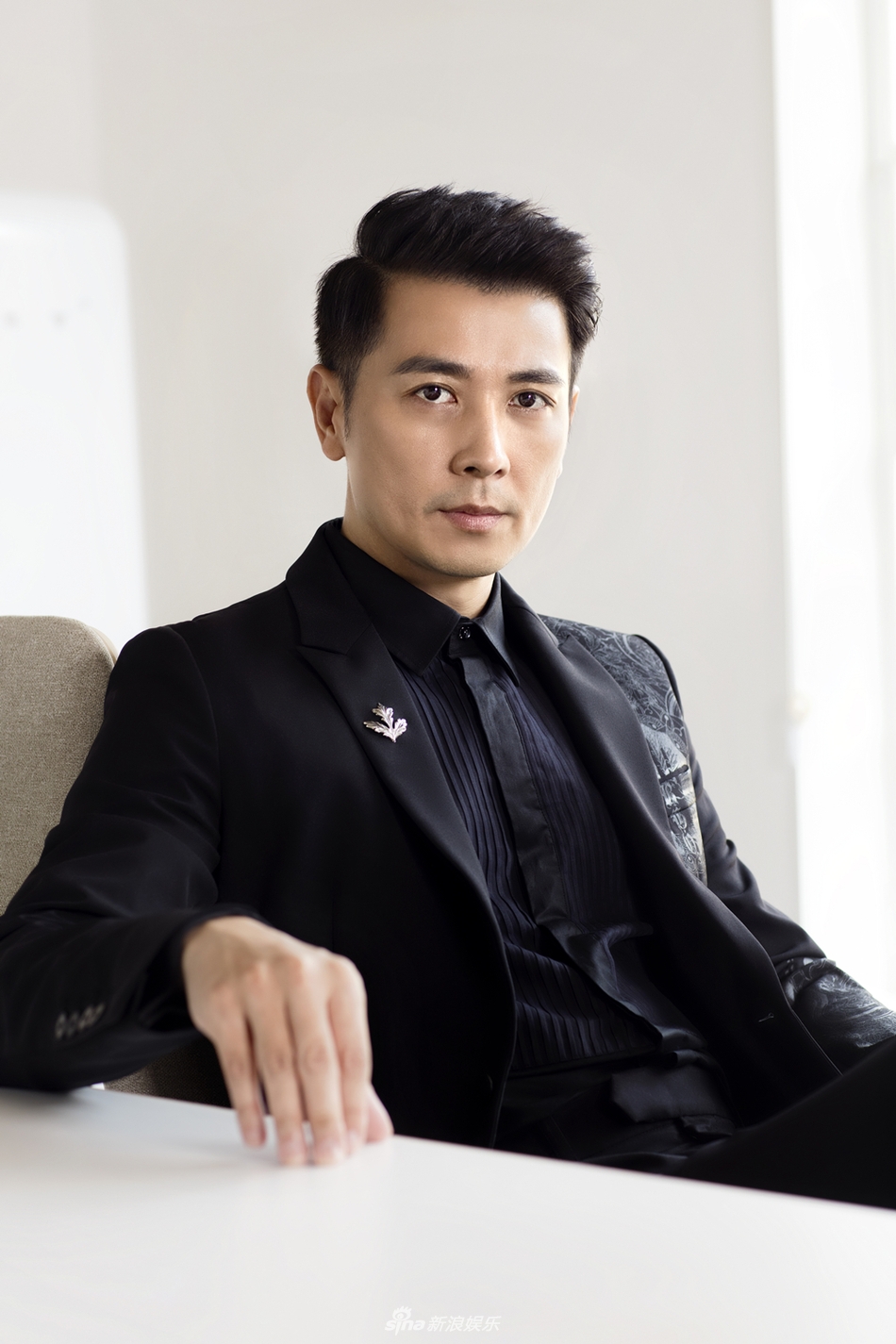 组图:保剑锋曝杂志封面大片 "半生少年"的自由之路_高清图集_新浪网