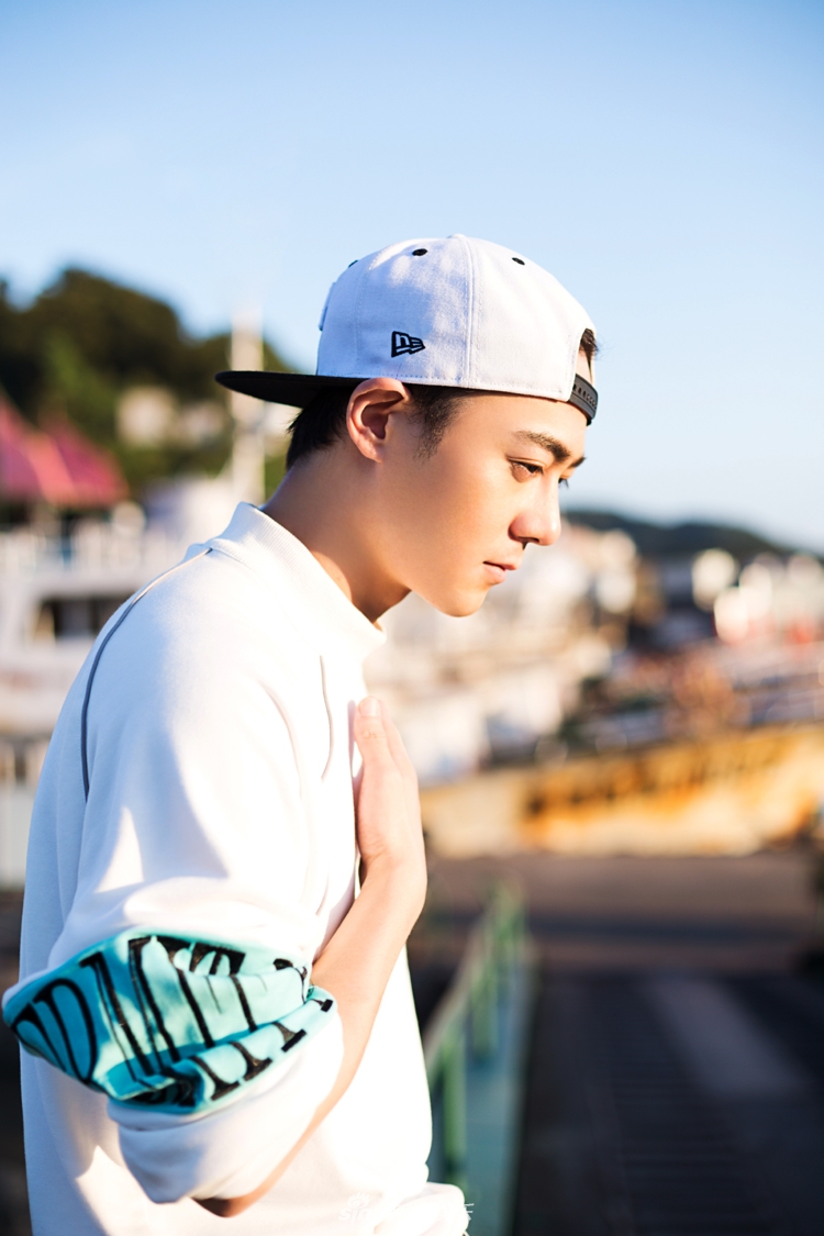 组图:曲哲明休闲假日写真现顽皮本性 活力十足