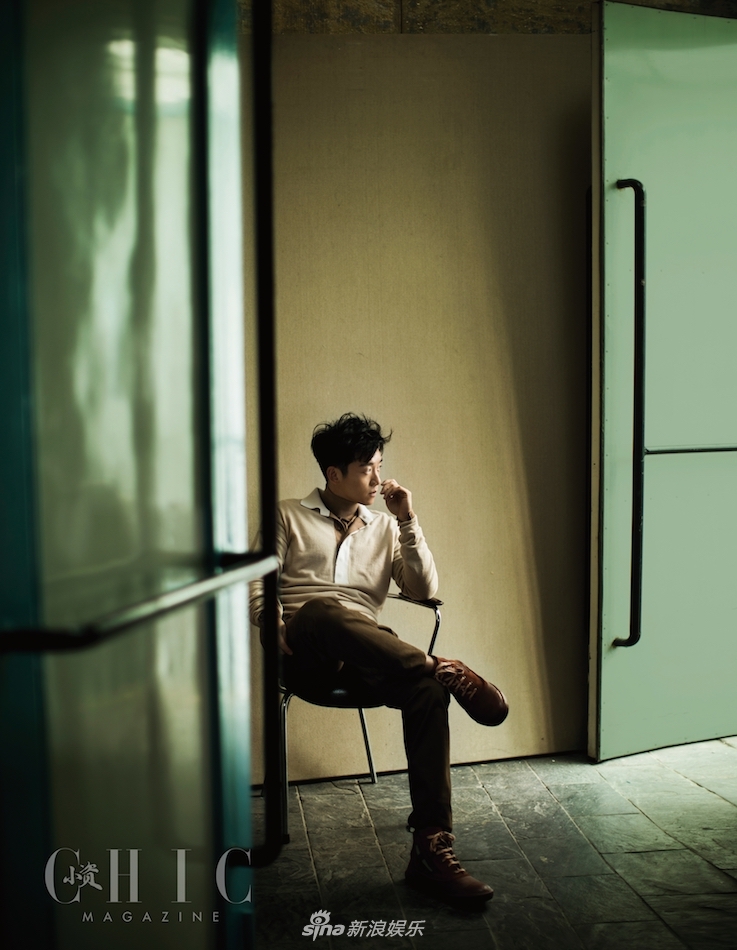 组图:郑恺登杂志封面 黑白大片尽显质感男人魅力